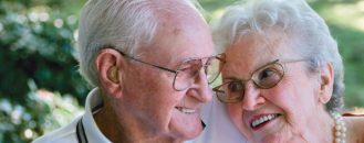 Relația cu părinții în vârstă: cum îi facem fericiți?